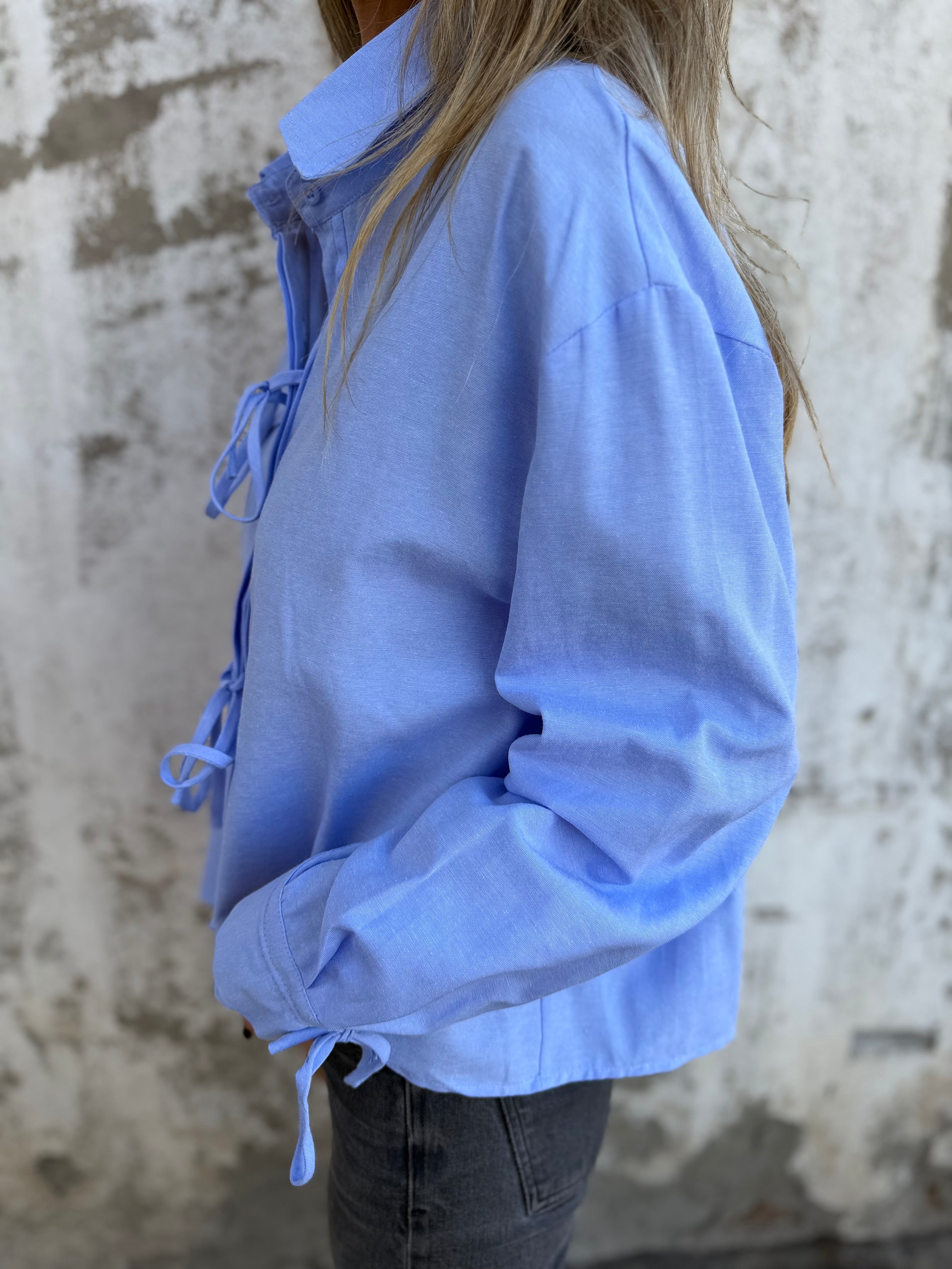 Blusa amarritas y botones escondidos celeste