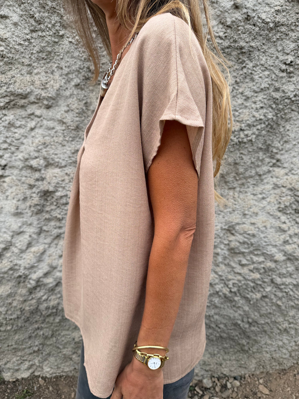 Blusa básica V pinza central camel
