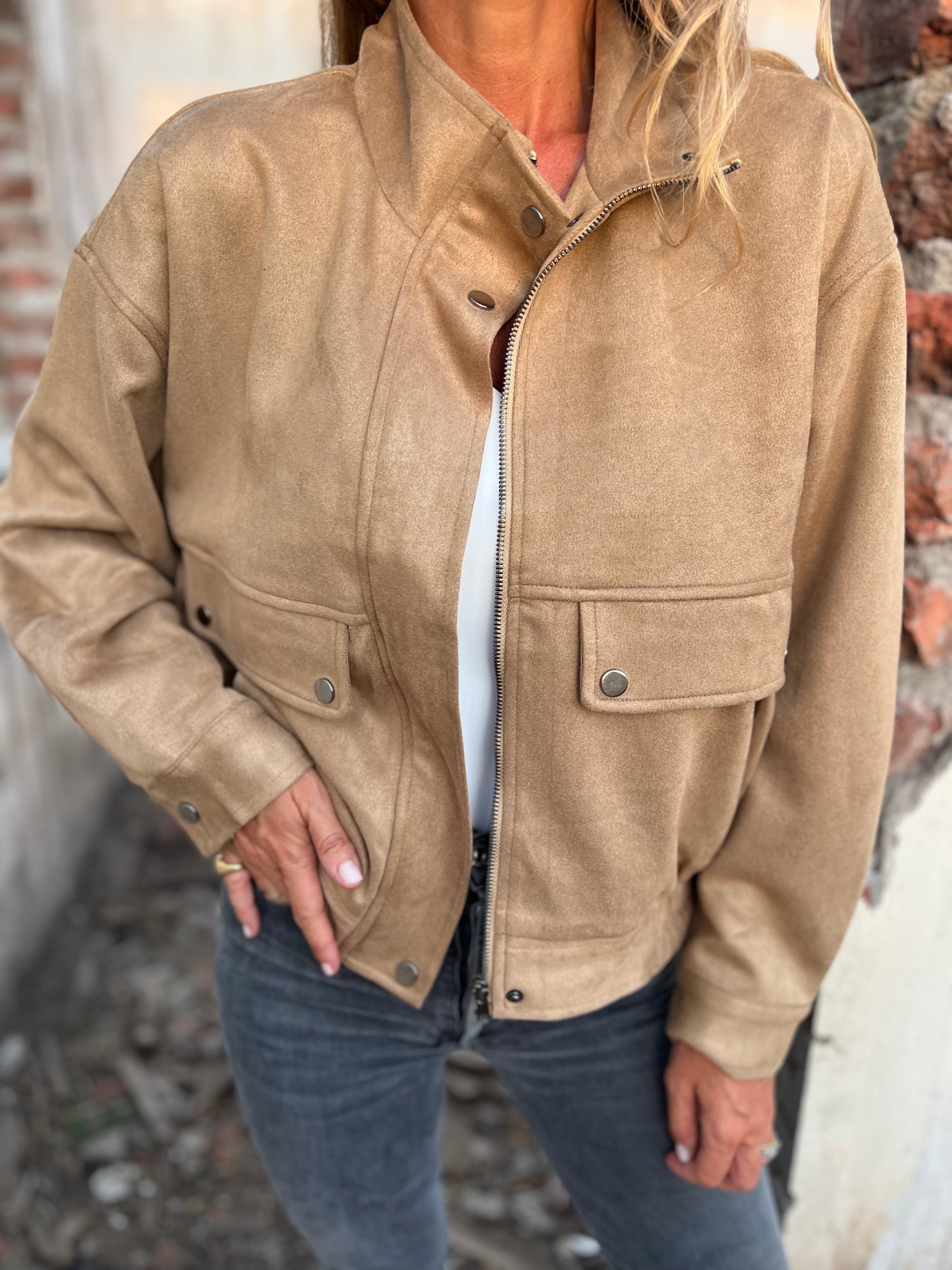 Chaqueta suede bolsillo grande camel