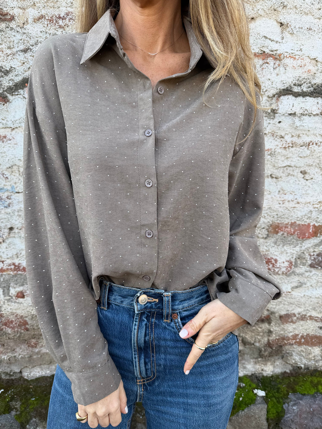 Blusa gamuza tachitas taupé