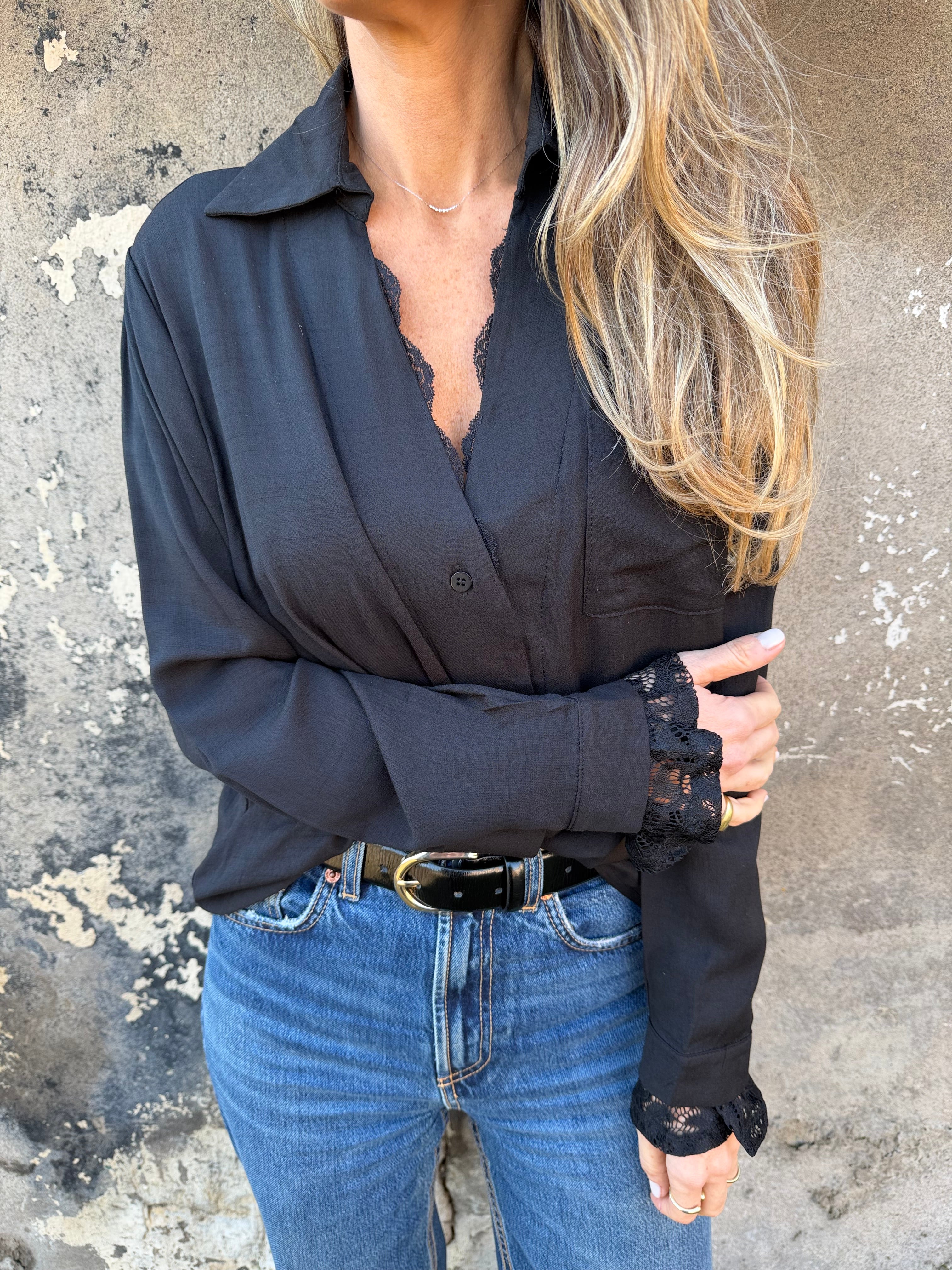 Blusa detalles encaje negra