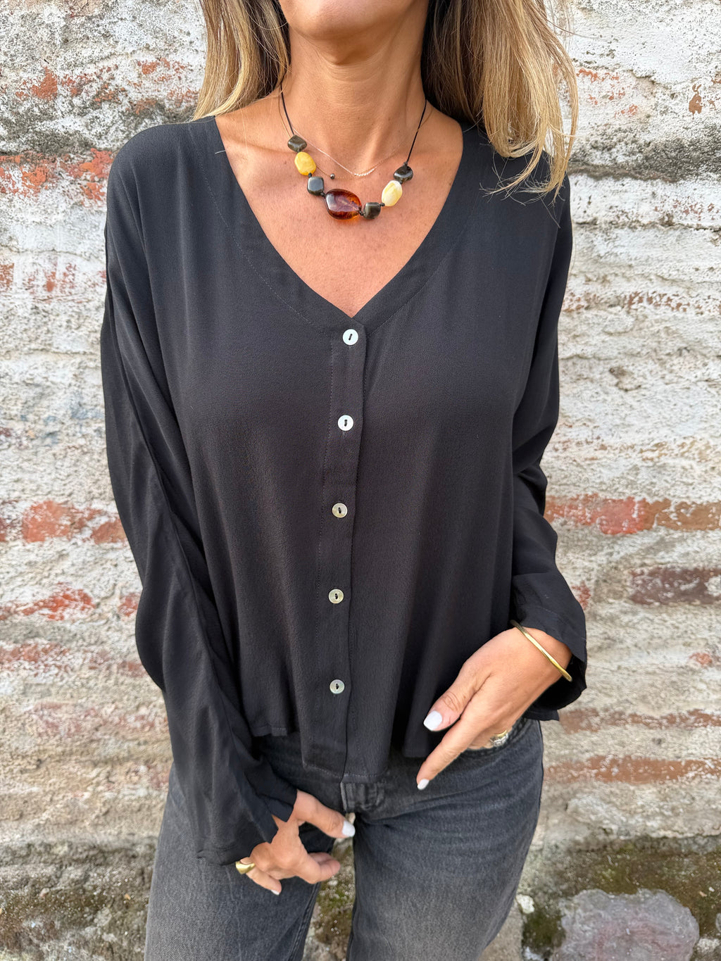 Blusa abotonada negra