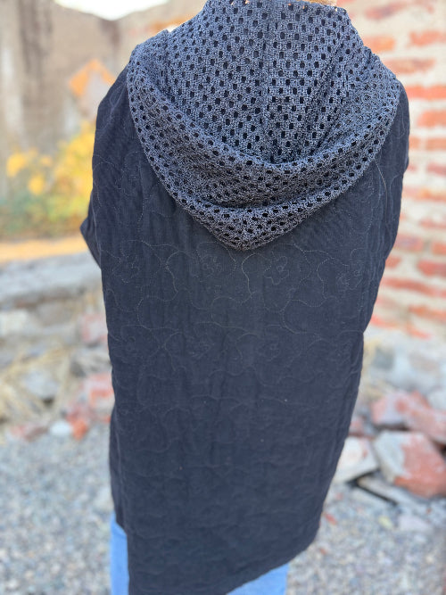 Abrigo acolchado gorro macramé negro