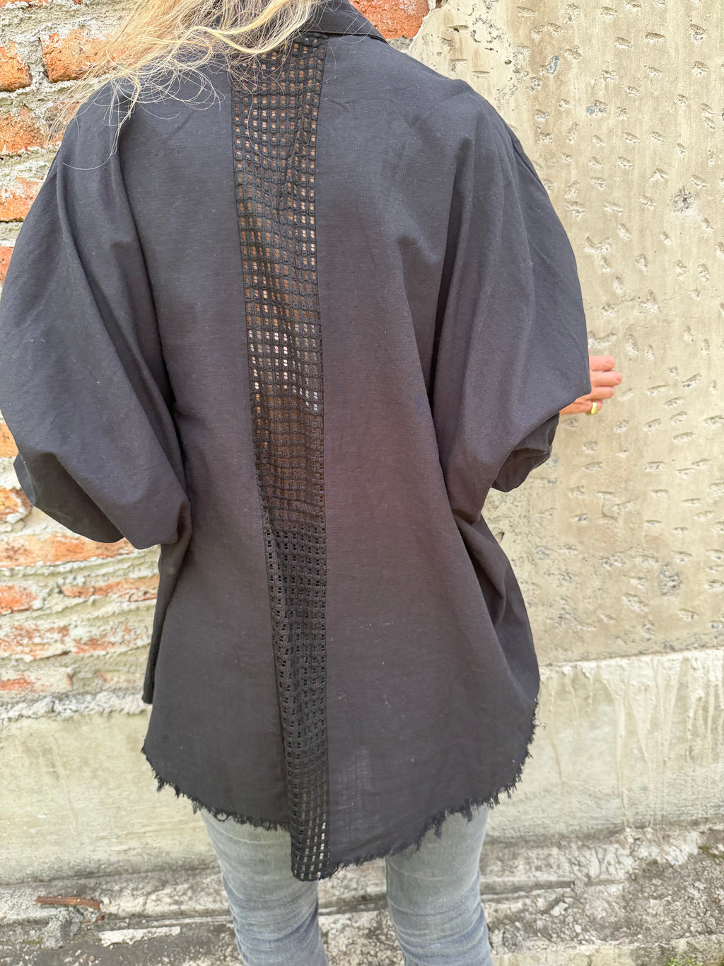 Blusa bolsillo brillantes negro