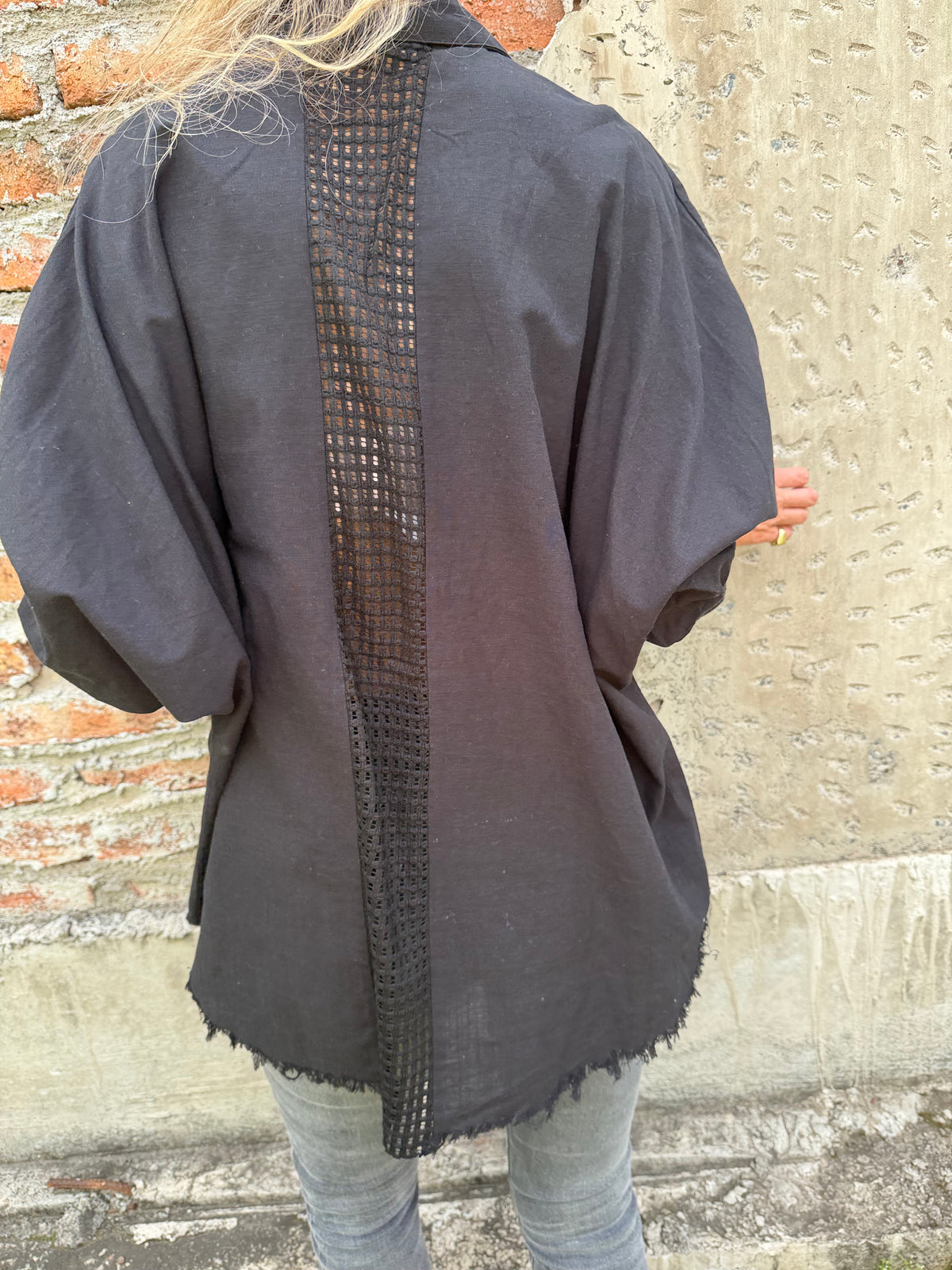 Blusa bolsillo brillantes negro