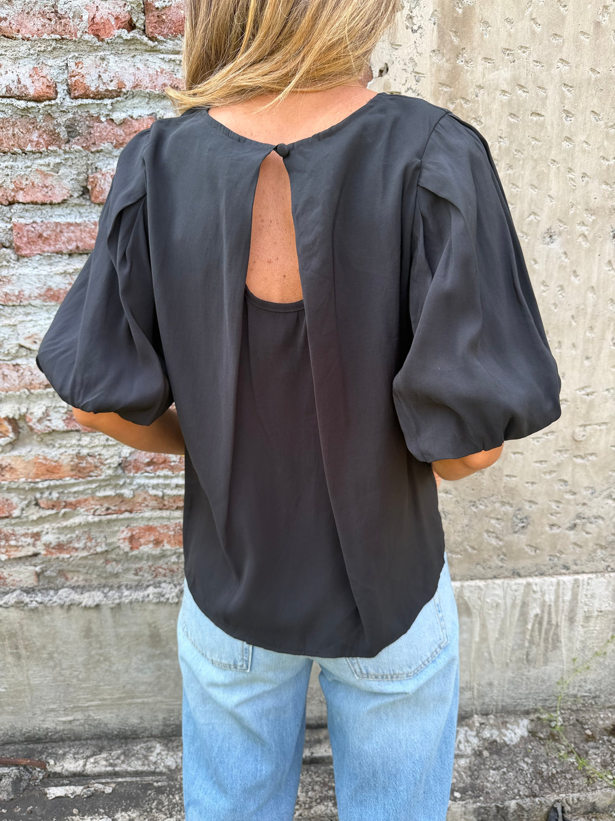 New blusa mangas abullonadas negra