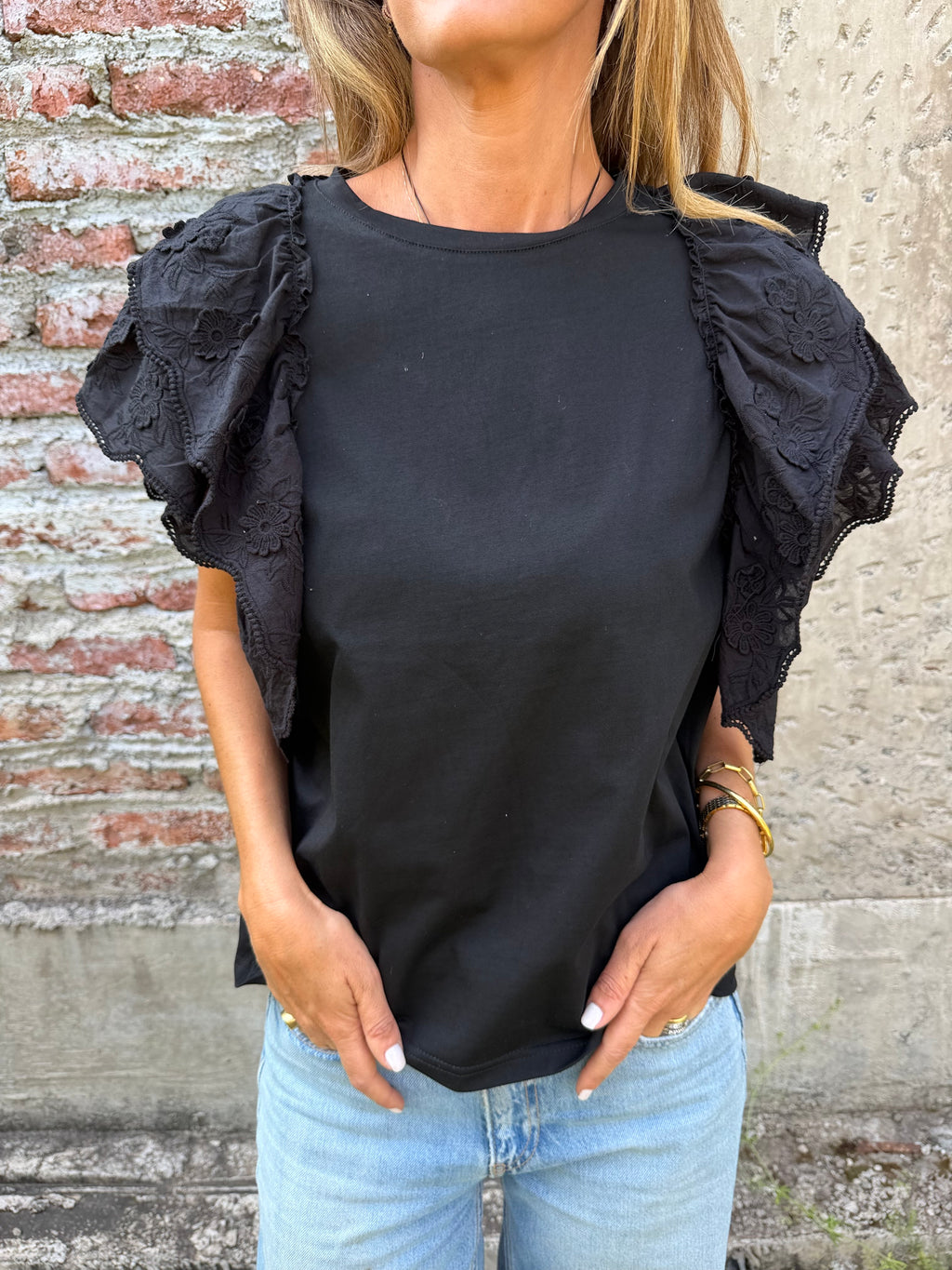 Polera mega vuelos mangas negra