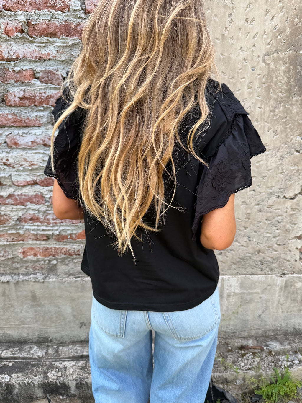 Polera mega vuelos mangas negra