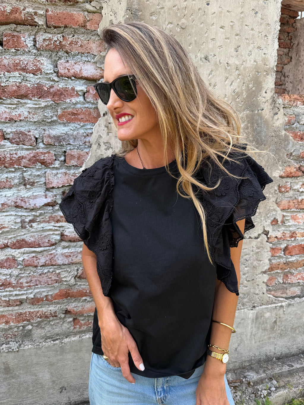 Polera mega vuelos mangas negra