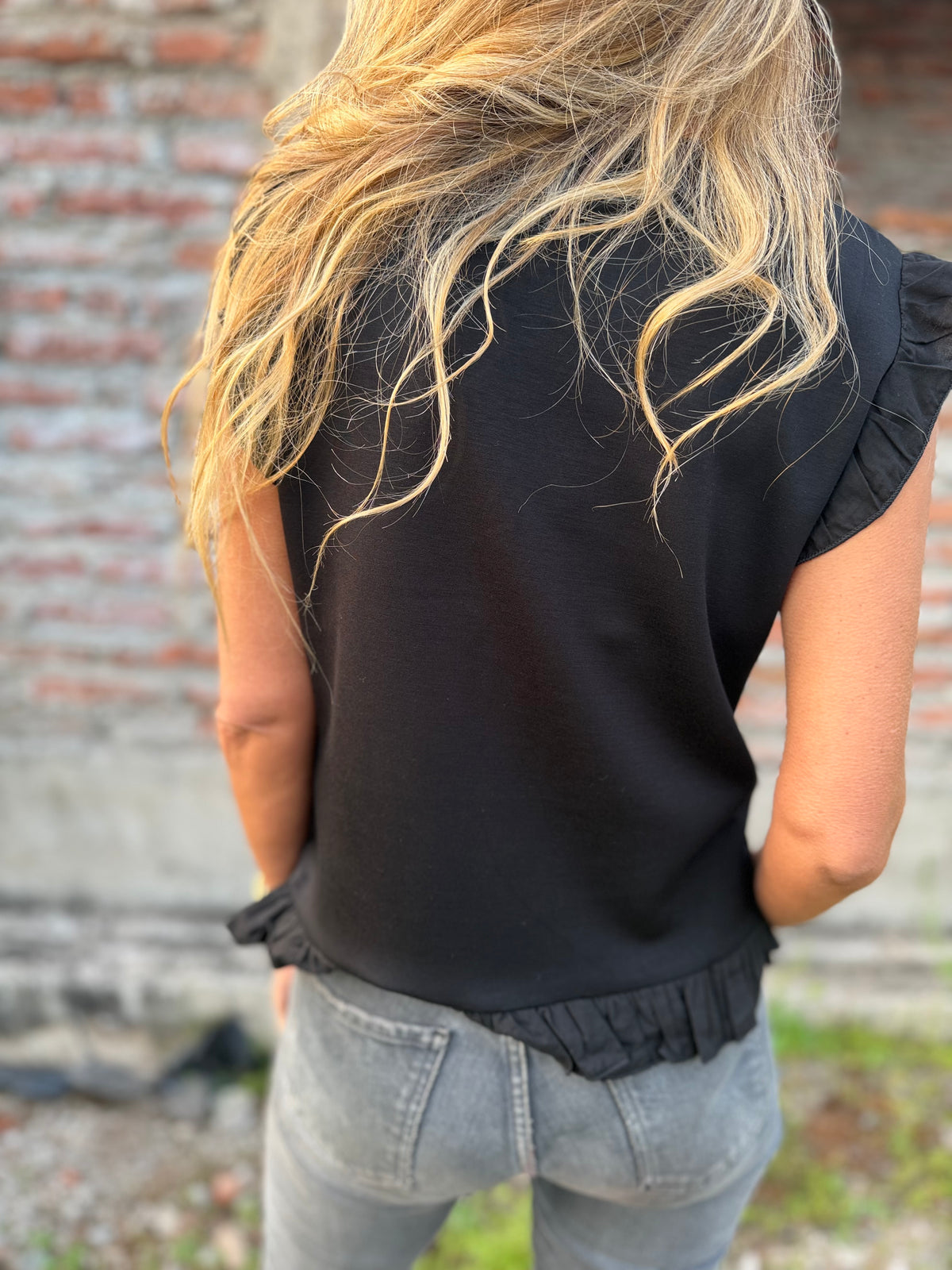 Polera vuelitos doble negro
